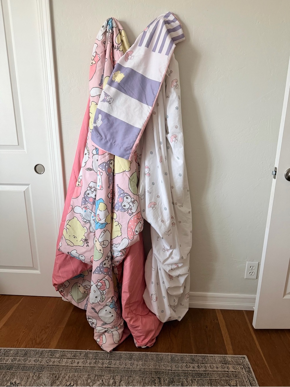 Hello Kitty Comforter, fitted sheet and pillowcase. Size: Twin